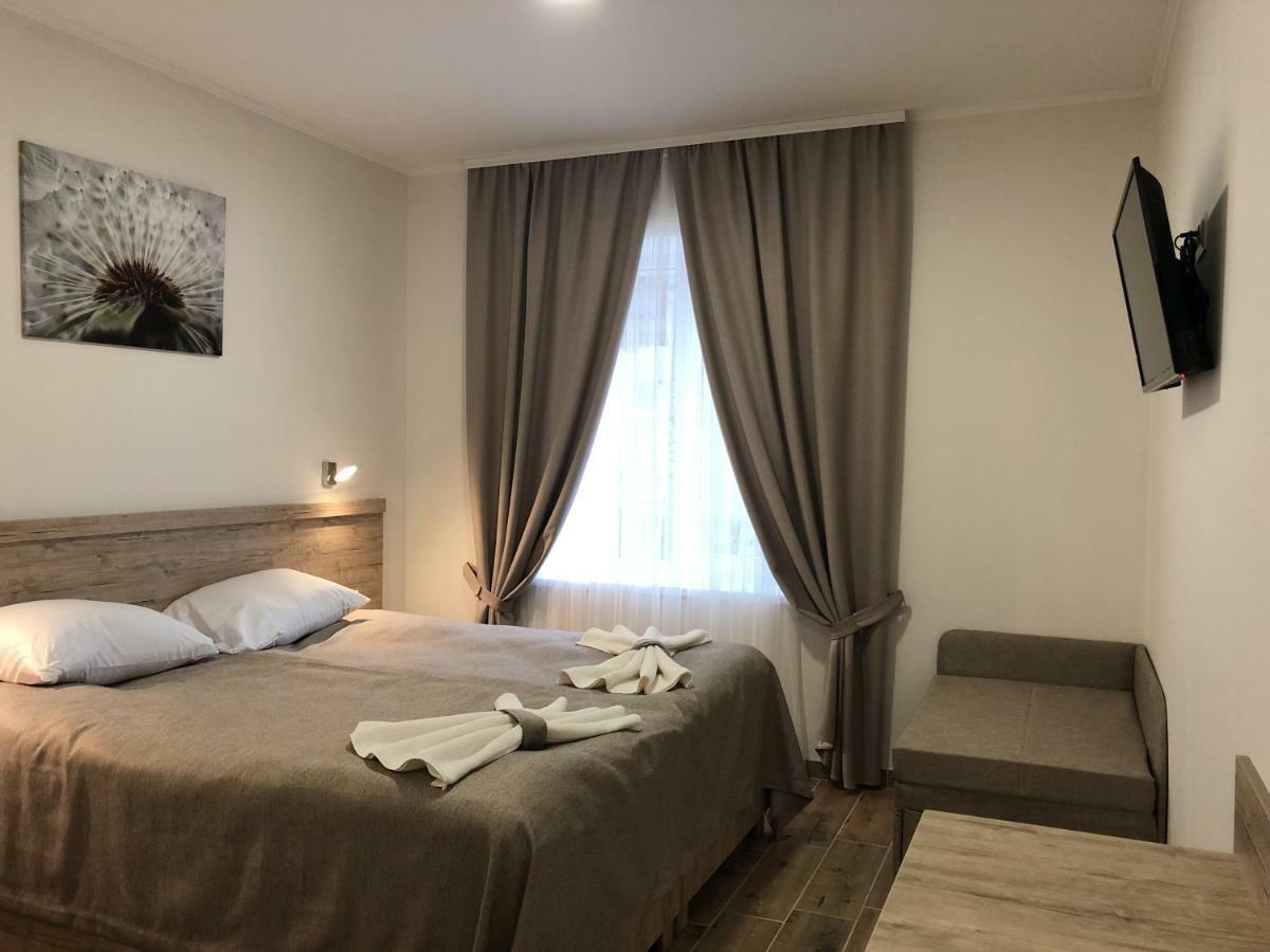Hotel Bonus コロムィーヤ エクステリア 写真